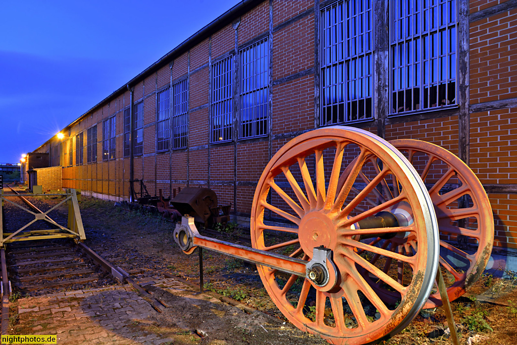 Berlin Schöneberg Lokschuppen Monumentenstrasse. Treibrad einer Dampflokomotive