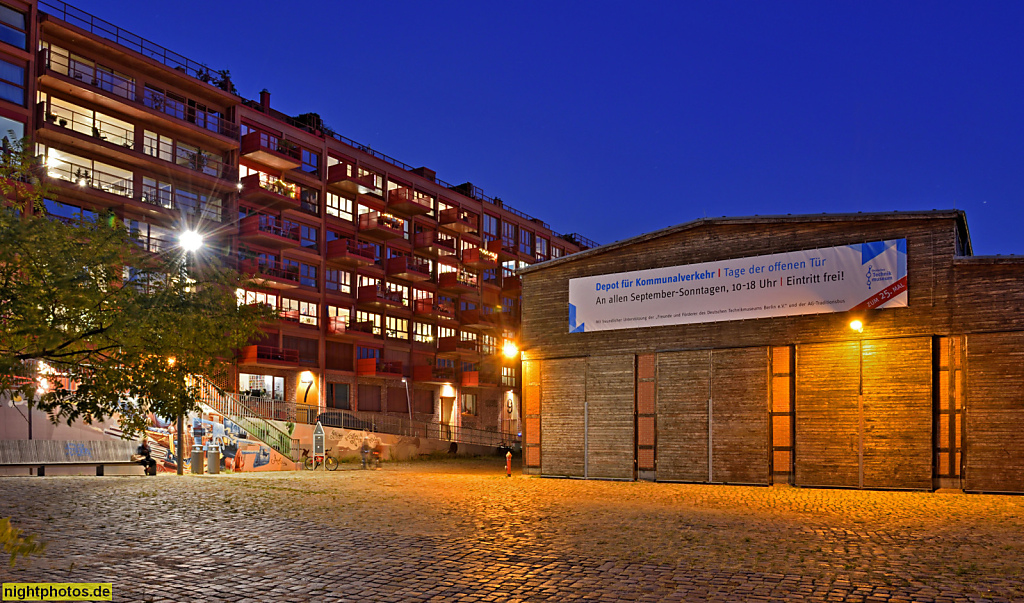 Berlin Schöneberg Lokschuppen Monumentenstrasse. Hinten Rote Häuser erbaut 2014 von Architekten Nils Buschmann und Tom Friedrich von Robertneun