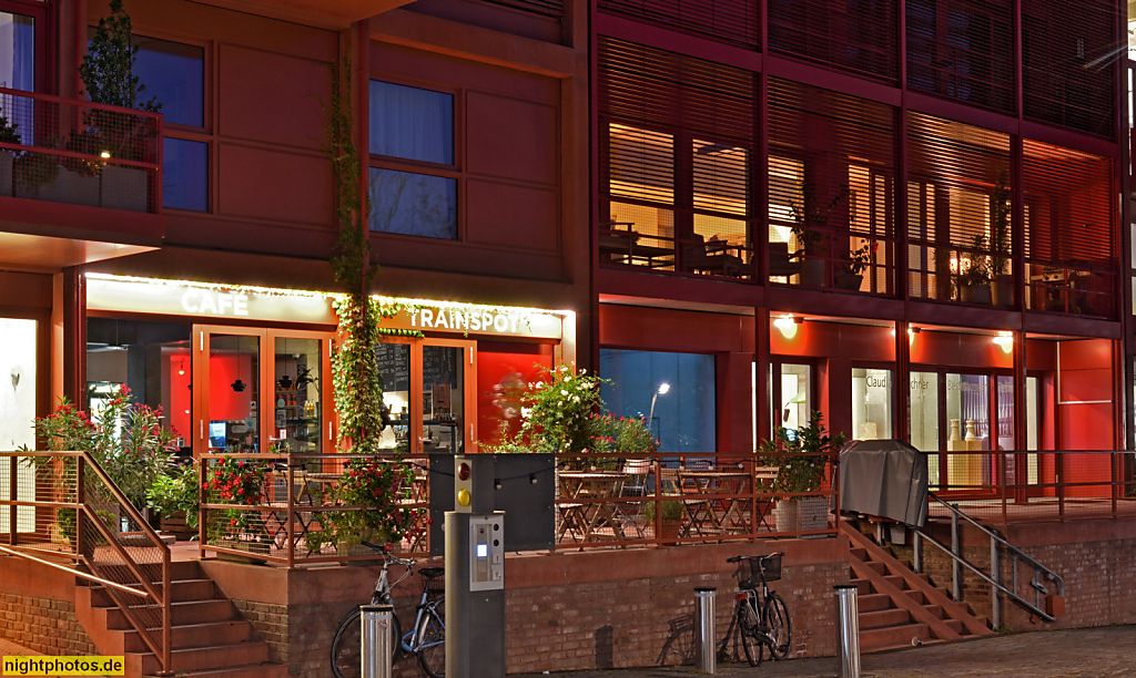 Berlin Schöneberg Rote Häuser erbaut 2014 von Architekten Nils Buschmann und Tom Friedrich von Robertneun Am Lokdepot neben Monumentenstrasse. Cafe Trainspot