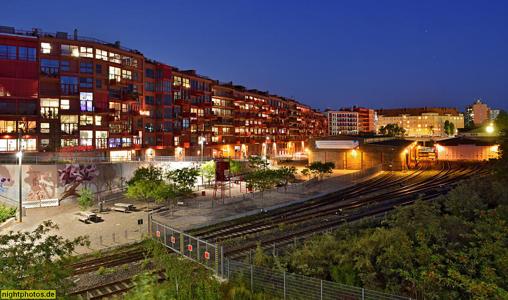 Berlin Schöneberg Rote Häuser erbaut 2014 von Architekten Nils Buschmann und Tom Friedrich von Robertneun und Lokschuppen Monumentenstrasse