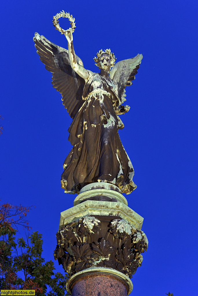 Potsdam Park Babelsberg Kleine Siegessäule errichtet 1866 durch Wilhelm I. Siegesgöttin Victoria von Bildhauer Christian Daniel Rauch