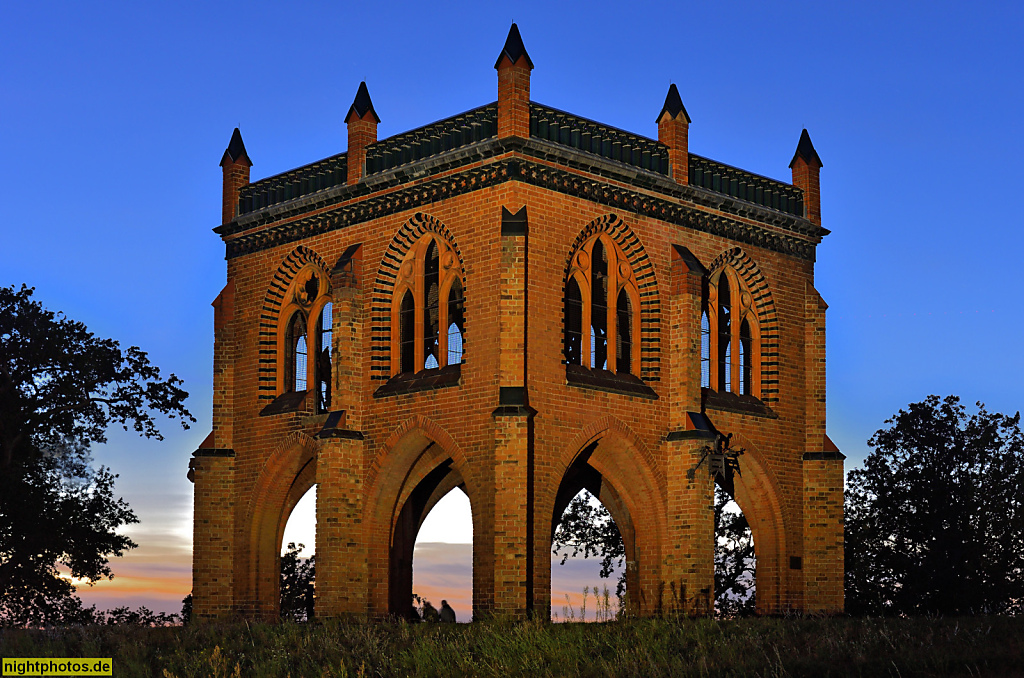 Potsdam Park Babelsberg Gerichtslaube auf der Lennéhöhe. Erbaut 1871 von Heinrich Strack mit Spolien aus dem 13. Jahrhundert