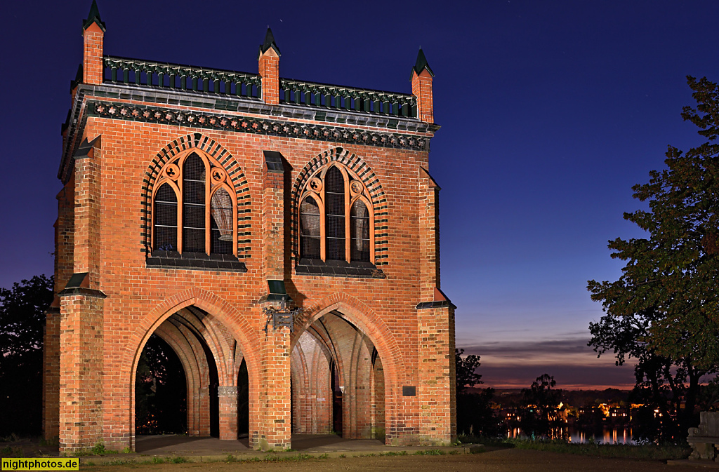 Potsdam Park Babelsberg Gerichtslaube auf der Lennéhöhe. Erbaut 1871 von Heinrich Strack mit Spolien aus dem 13. Jahrhundert