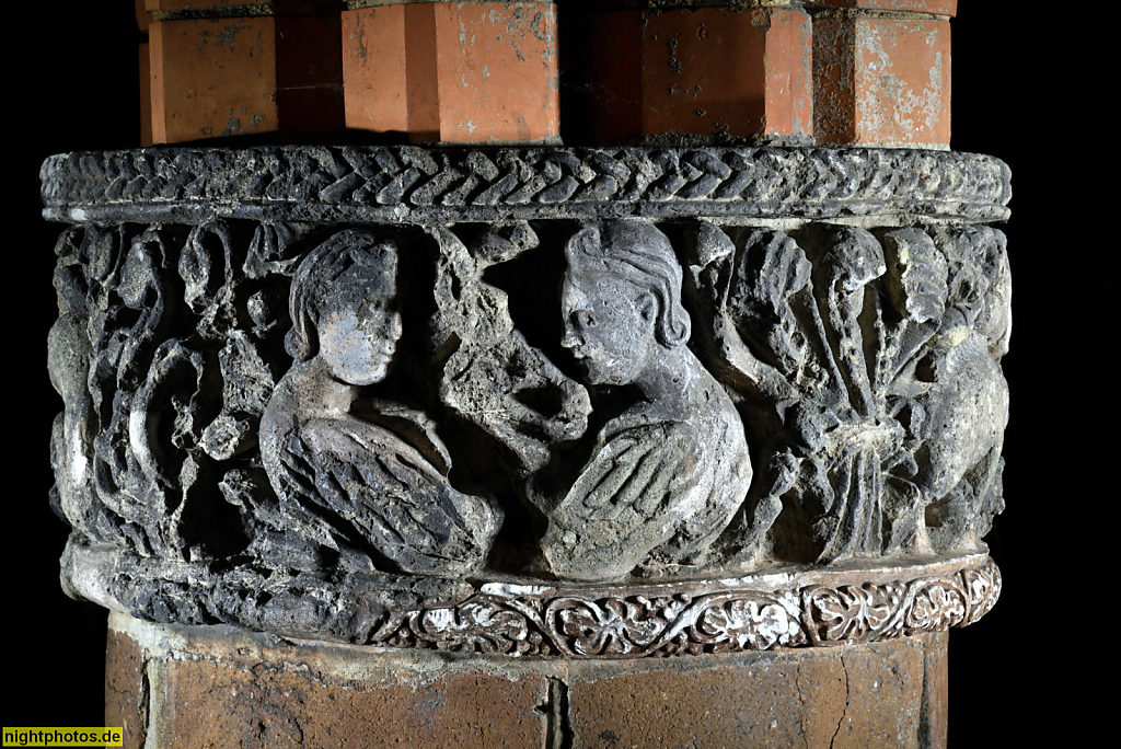 Potsdam Park Babelsberg Gerichtslaube auf der Lennéhöhe. Erbaut 1871 von Heinrich Strack mit Spolien aus dem 13. Jahrhundert