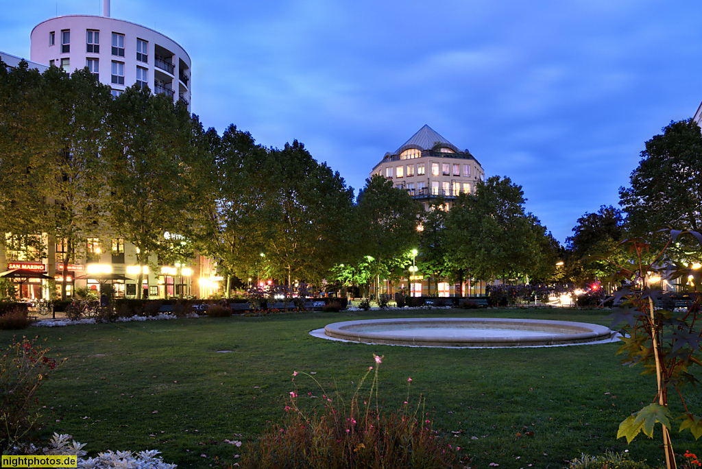 Berlin Wilmersdorf Prager Platz angelegt 1870 von Johann Anton Wilhelm von Carstenn. Mittelinsel mit Granit-Brunnenbecken