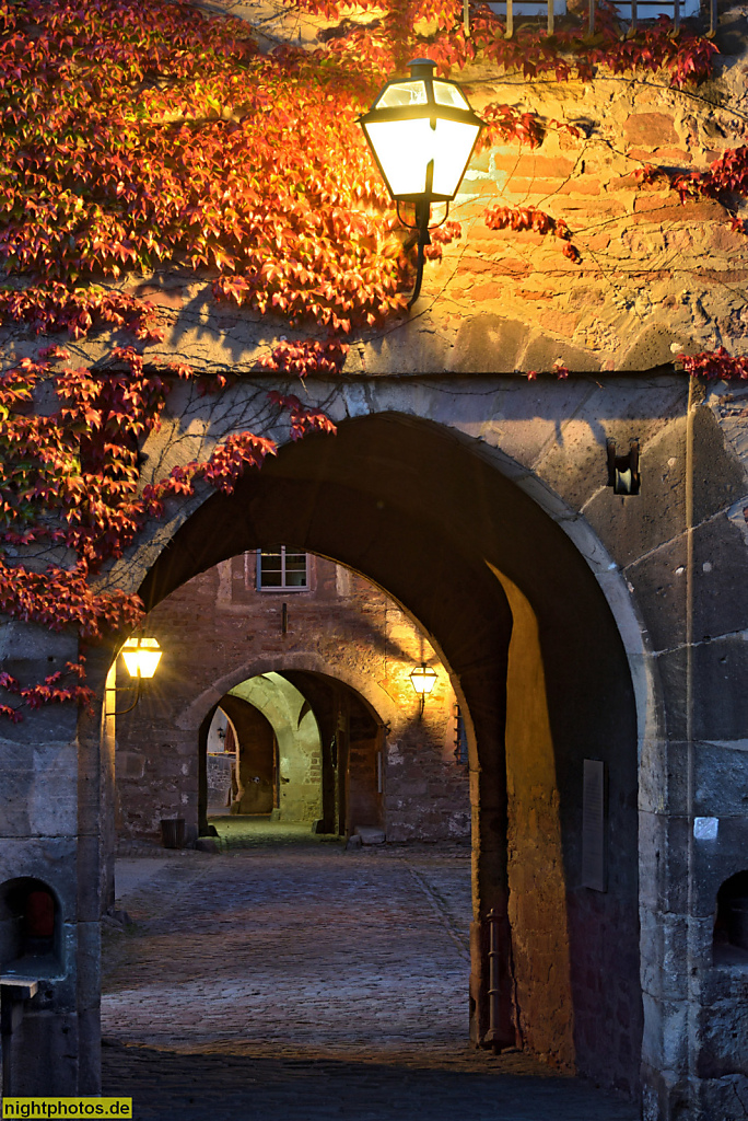 Steinau an der Strasse. Schloss Steinau erbaut 1525-1571 für Grafen Philipp von Hanau-Münzenberg auf früherer Burganlage. Renaissanceschloss mit teils spätgotischem Charakter. Durchfahrt Burghöfe