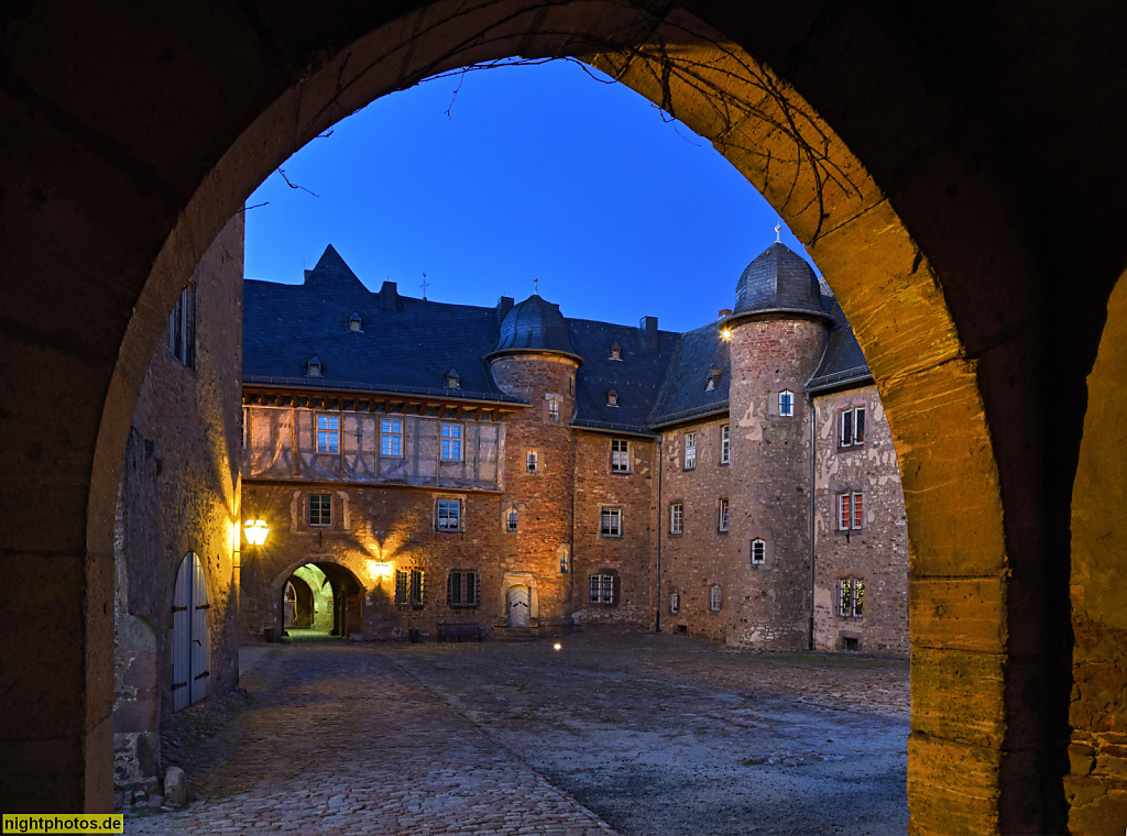 Steinau an der Strasse. Schloss Steinau erbaut 1525-1571 für Grafen Philipp von Hanau-Münzenberg auf früherer Burganlage. Renaissanceschloss mit teils spätgotischem Charakter. Burghof