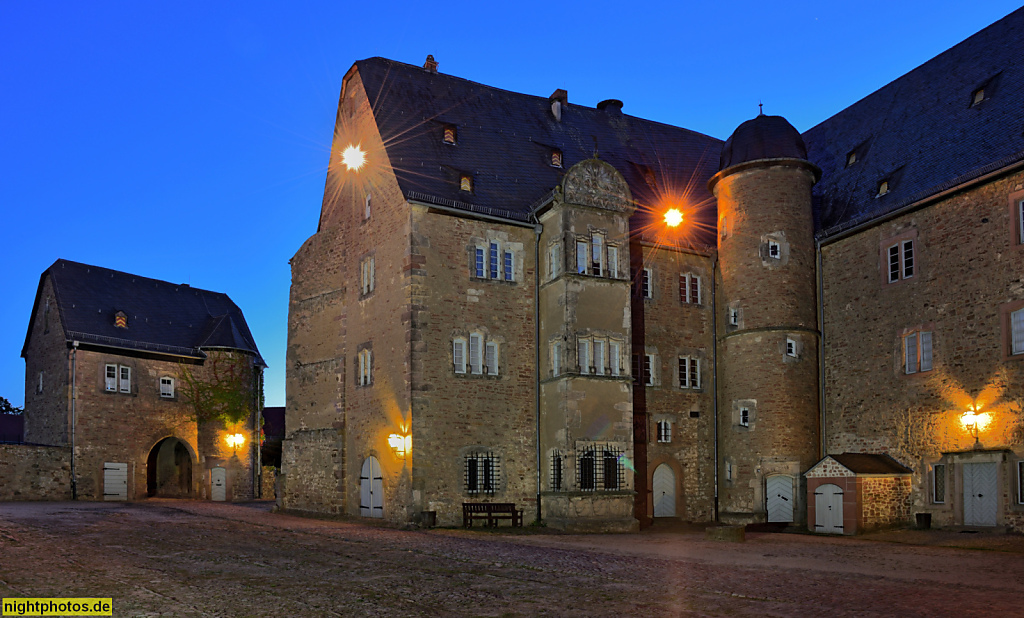 Steinau an der Strasse. Schloss Steinau erbaut 1525-1571 für Grafen Philipp von Hanau-Münzenberg auf früherer Burganlage. Renaissanceschloss mit teils spätgotischem Charakter. Burghof mit Küchenbau und Wirtschaftsgebäude