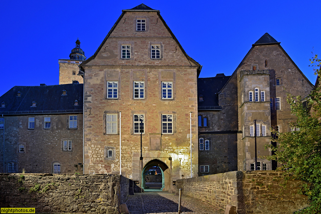 Steinau an der Strasse. Schloss Steinau erb 1525-1571 für Grafen Philipp von Hanau-Münzenberg auf früherer Burganlage. Renaissanceschloss mit teils spätgotischem Charakter. Stadtseitiges Tor