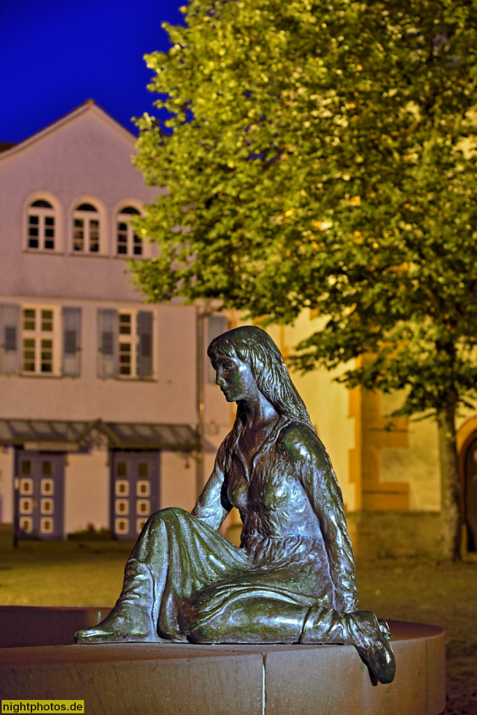 Steinau an der Strasse. Märchenbrunnen mit Gebrüder-Grimm-Motiven erbaut 1985 auf dem Marktplatz