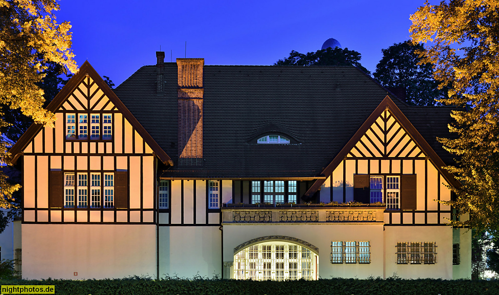 Berlin Schmargendorf Landhaus Jugendstilvilla erbaut 20er Jahre in der Landecker Strasse. Veranstaltungsort der Weberbank