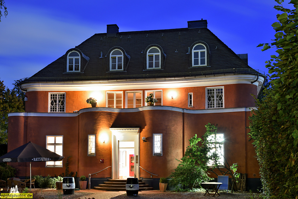 Berlin Schmargendorf. Villa erbaut 20er Jahre von Architekt Oskar Kaufmann am Flinsberger Platz. Frühsamers Restaurant. Bistro Grundschlag