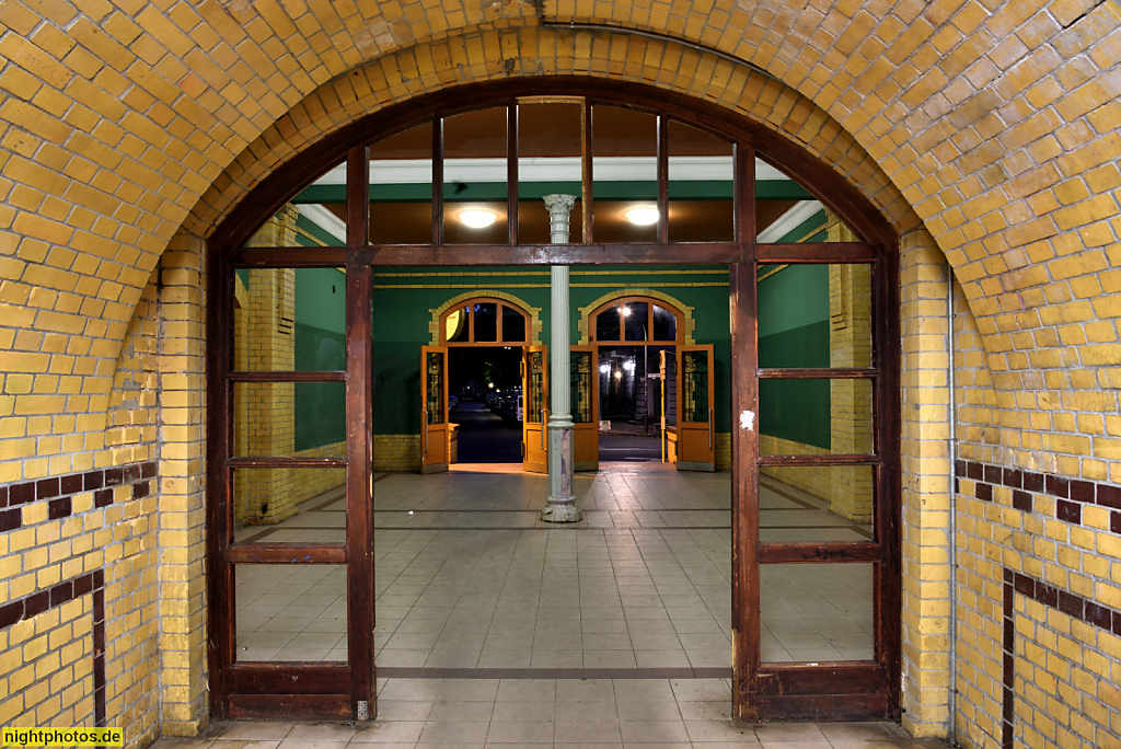 Berlin Pankow. Bahnhof Wollankstrasse erbaut 1877 von Karl Cornelius und Ernst Schwartz. Empfangshalle und Tunnel mit Tonnengewölbe