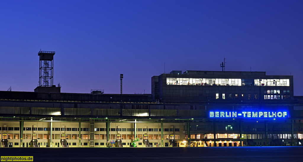 Berlin Tempelhof Flughafen. Erbaut 1936-1941 von Ernst Sagebiel. Tempelhof Air Base. Abfertigungsgebäude mit Gates und Hangar