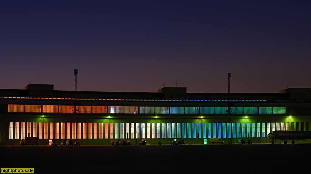 Berlin Tempelhof Flughafen. Erbaut 1936-1941 von Ernst Sagebiel. Tempelhof Air Base. Hangar beleuchtet für Showproduktion
