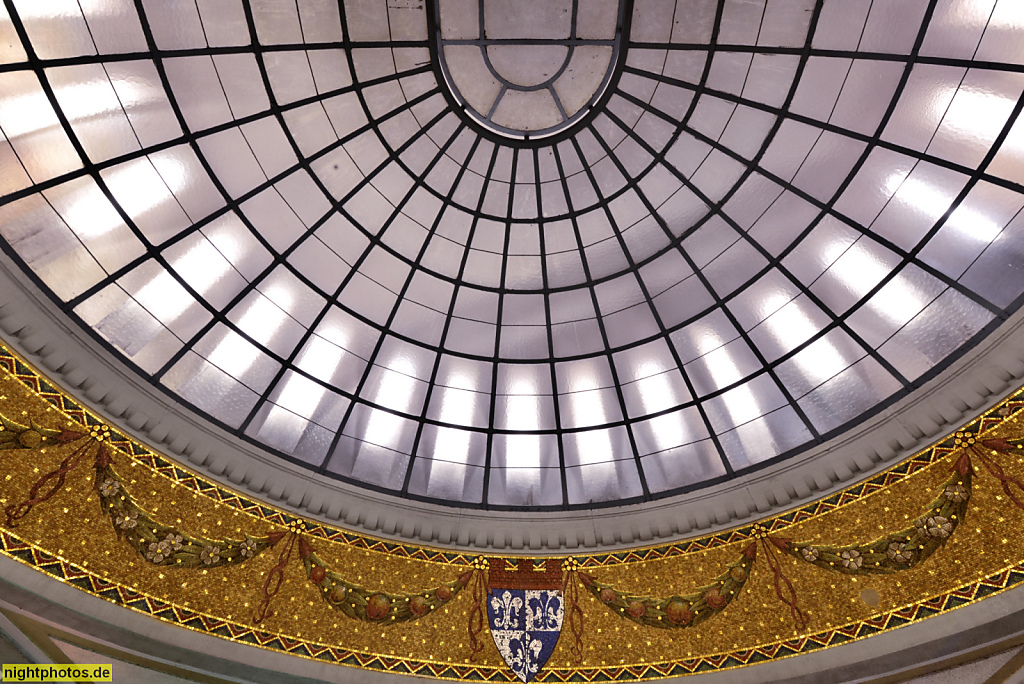 Berlin Wilmersdorf U-Bahnhof Heidelberger Platz in Neoromanik erbaut 1913 von Wilhelm Leitgebel. Kuppelhalle mit Mosaikband und Wappen mit 3 Plotho'schen Lilien