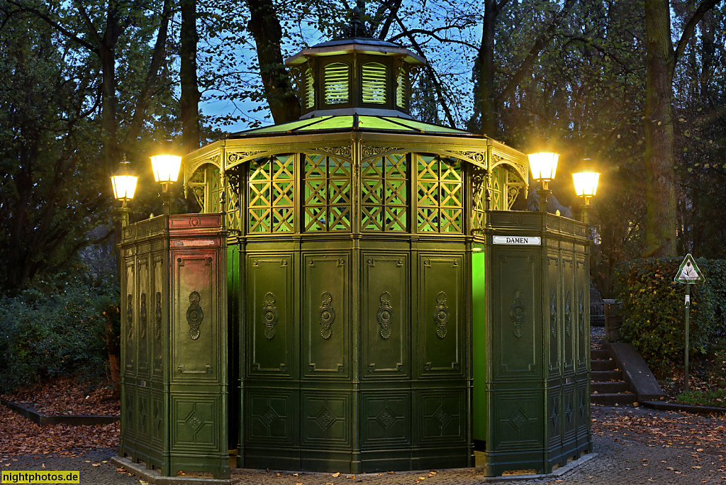 Berlin Wilmersdorf Historisches Pissoir auf dem Rüdesheimer Platz. Café Achteck. Rotunde. Konstruktion von Carl Theodor Rospatt 1878