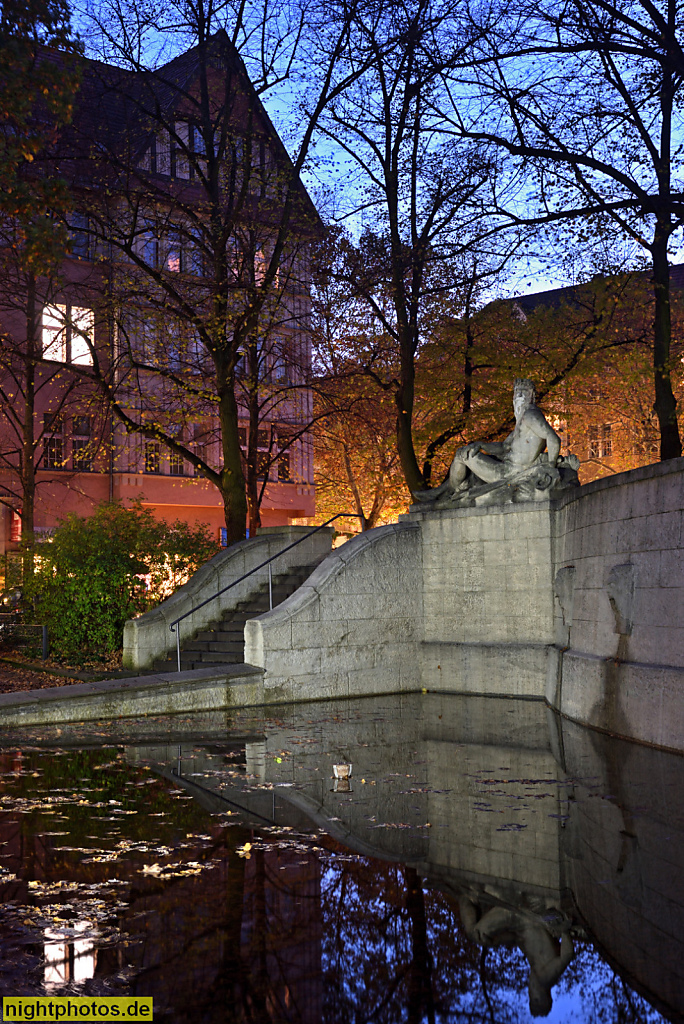 Berlin Wilmersdorf Rüdesheimer Platz. Vater Rhein. Neubarocke allegorische Figur von Bildhauer Emil Cauer der Jüngere am Siegfried-Brunnen. Randbebauung von Paul Jatzow ab 1905