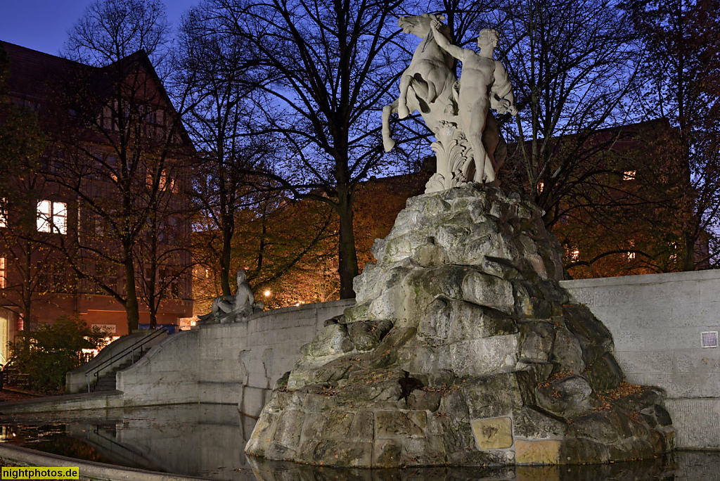 Berlin Wilmersdorf Rüdesheimer Platz. Siegfried-Brunnen. Neubarocke allegorische Figur von Bildhauer Emil Cauer der Jüngere. Rosslenker-Brunnen
