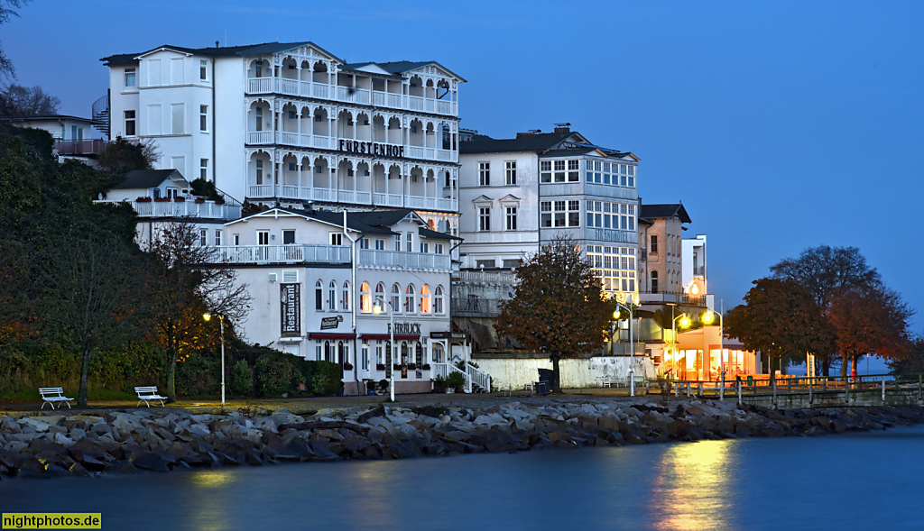 Rügen Sassnitz Strandpromenade mit Hotel Fürstenhof erbaut 1901 restauriert 1999-2000. Restaurant Fährblick