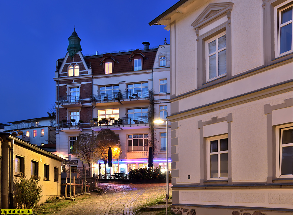 Rügen Sassnitz Bachpromenade zum Alten Markt in der Altstadt. Restaurant Altstadt Brasserie