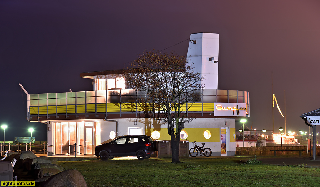 Rügen Sassnitz Strandpromenade mit Café Gumpfer an der Ostmole