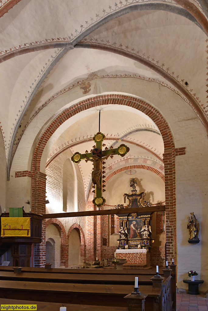 Rügen Altenkirchen Pfarrkirche erbaut ab 1168 als dreischiffige romanische Basilika. Kreuzrippengewölbe aus gotischer Zeit