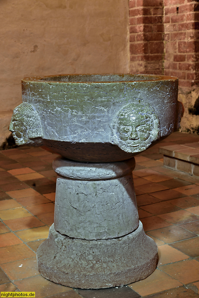 Rügen Altenkirchen Pfarrkirche erbaut ab 1168 als dreischiffige romanische Basilika. Taufstein