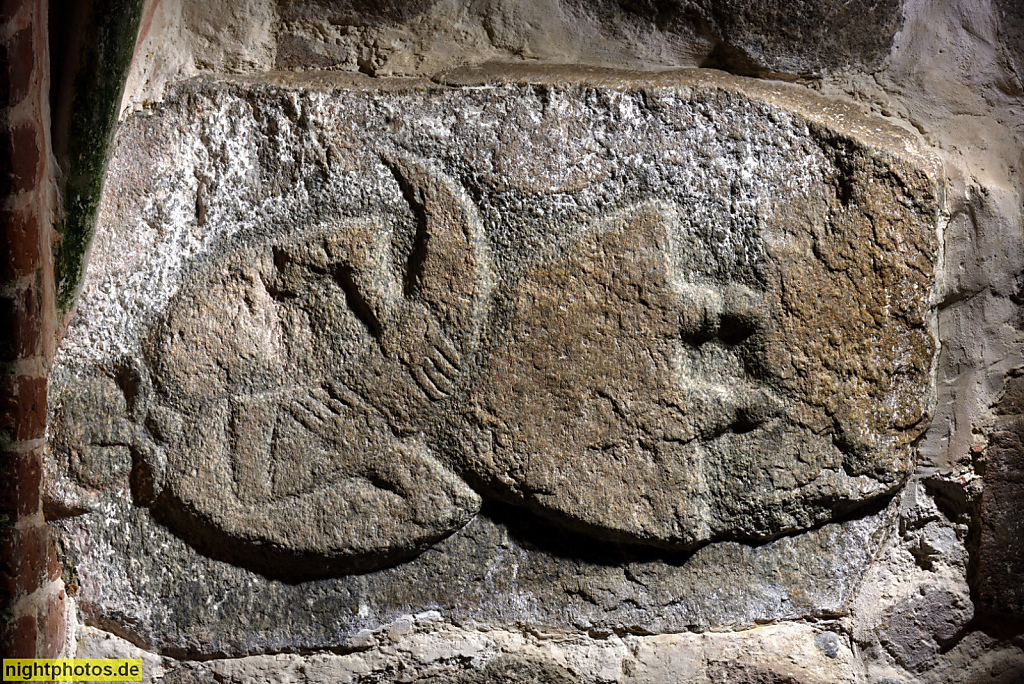 Rügen Altenkirchen Pfarrkirche erbaut ab 1168 als dreischiffige romanische Basilika. Svantevitstein mit Priester des Slawengottes Svantovit mit Knebelbart und Kegelrock