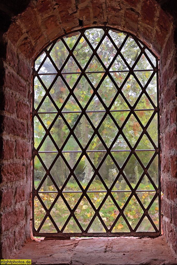 Rügen Altenkirchen Pfarrkirche erbaut ab 1168 als dreischiffige romanische Basilika. Fenster mit Rautensprossen