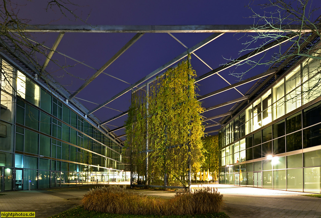 Berlin Dahlem Seminaris Campus Hotel erbaut 2007-2009 von Helmut Jahn an der Takustrasse