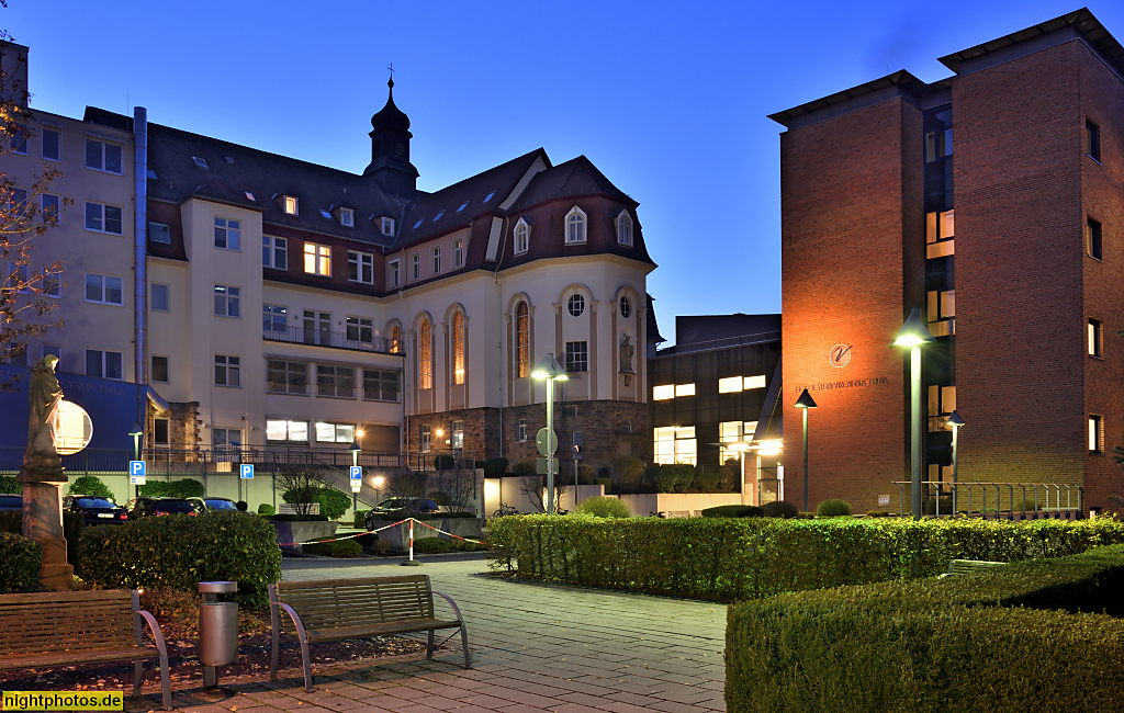 Fulda Herz-Jesu-Krankenhaus am Gerloser Weg. Erbaut 1911-1912 als Krüppelheim der Barmherzigen Brüder. Erweiterung 2009. Marienkapelle mit Feldsteinsockel