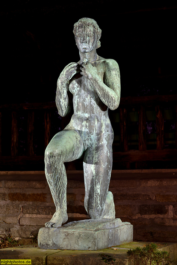 Berlin Westend Georg-Kolbe-Hain mit Skulptur 'Knieende' von Georg Kolbe