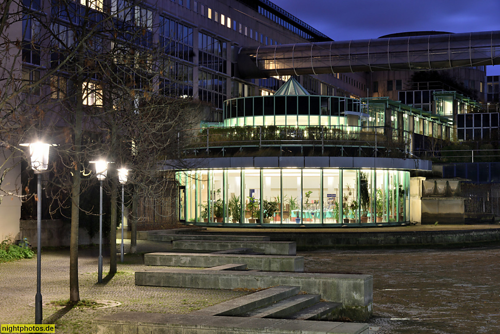 Berlin Tempelhof Landeskriminalamt seit 1996 am Tempelhofer Damm erbaut von Betz Architekten. Innenhof mit Kantine