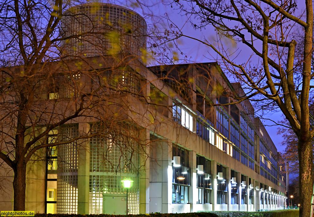 Berlin Tempelhof Landeskriminalamt seit 1996 am Tempelhofer Damm erbaut von Betz Architekten. Ansicht vom Kaiserkorso