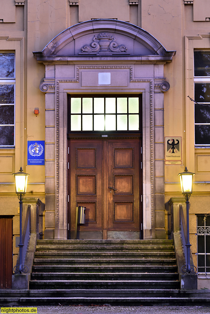 Berlin Dahlem Umweltbundesamt erbaut 1911-1913 als Königliche Landesanstalt für Wasserhygiene von Alfred Kern am Corrensplatz. Portal