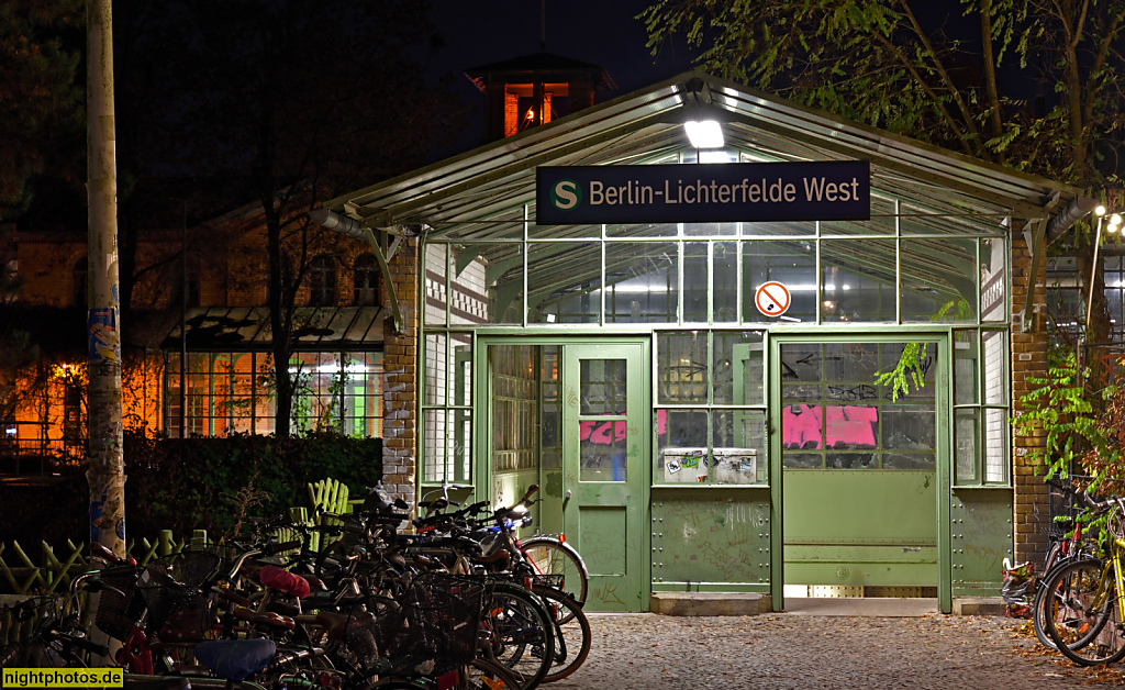 Berlin Lichterfelde S-Bahnhof Lichterfelde-West Bahnhofszugang Nordwestseite. Zugangsgebäude zur Unterführung