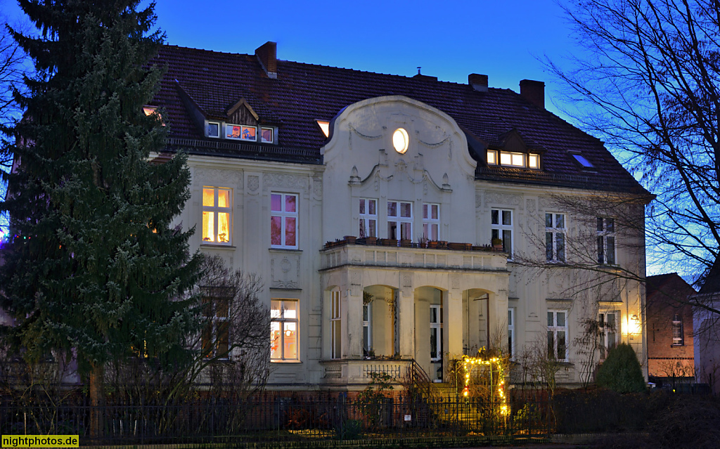 Berlin Marienfelde Mietshaus erbaut 1909 von Willy und Paul Kind im Zopfstiel für Mathilde Petsch am Dorfteich Alt-Marienfelde 23