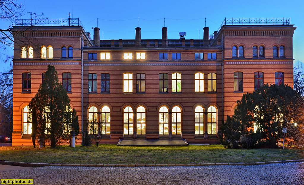 Potsdam Wissenschaftspark Albert Einstein. Helmholtz-Zentrum. Deutsches Geoforschungszentrum. Helmert-Haus. Erbaut 1892 von Paul Spieker als Hauptgebäude des ehemaligen Geodätischen Instituts. Haus A17