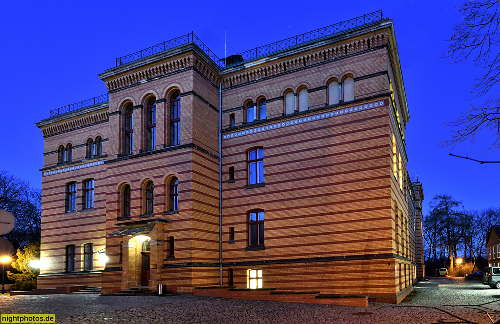 Potsdam Wissenschaftspark Albert Einstein. Helmholtz-Zentrum. Deutsches Geoforschungszentrum. Helmert-Haus. Erbaut 1892 von Paul Spieker als Hauptgebäude des ehemaligen Geodätischen Instituts. Haus A17