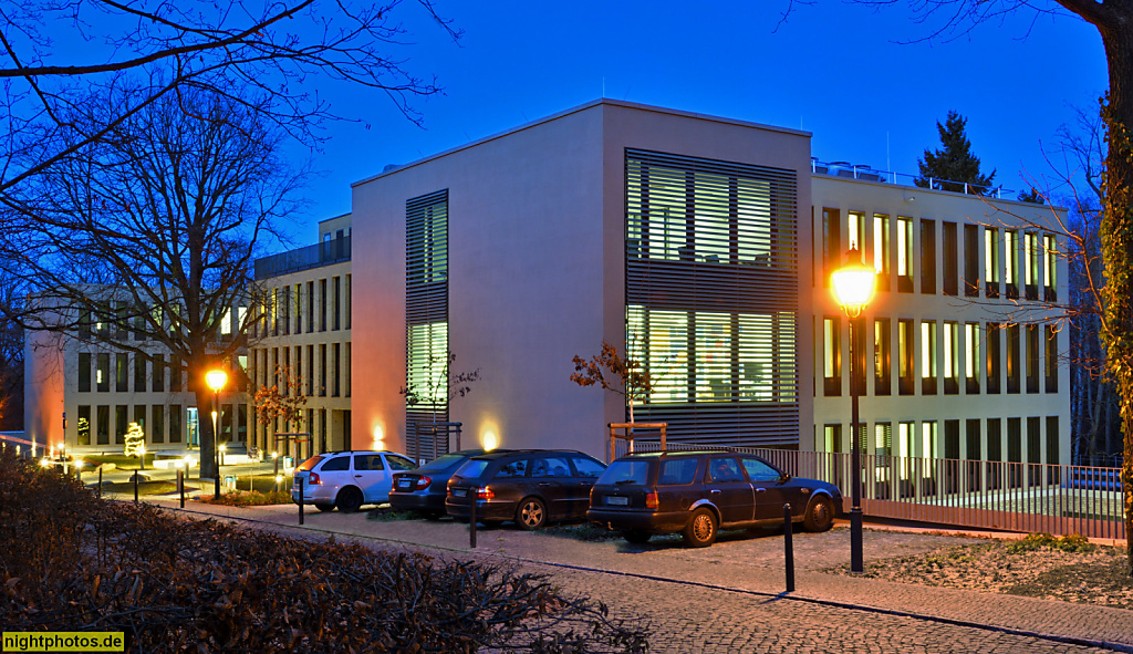 Potsdam Wissenschaftspark Albert Einstein. Alfred-Wegener-Institut Helmholtz-Zentrum für Polar- und Meeresforschung (AWI). Mittelblock erbaut 1999 von Oswald M. Ungers und Seitenflügel erbaut 2017 von Reiner Becker. Haus A45