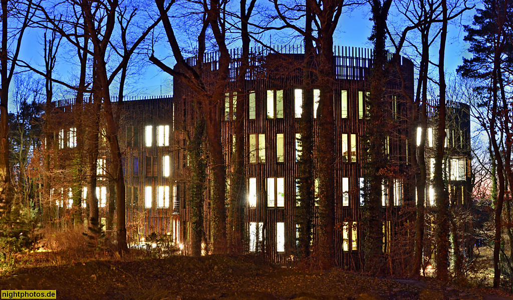 Potsdam Wissenschaftspark Albert Einstein. Potsdam-Institut für Klimafolgenforschung (PIK). Erbaut 2015 von Architekt Stefan Tebroke. Fassade aus geflämmten Lindenholz. Haus A56