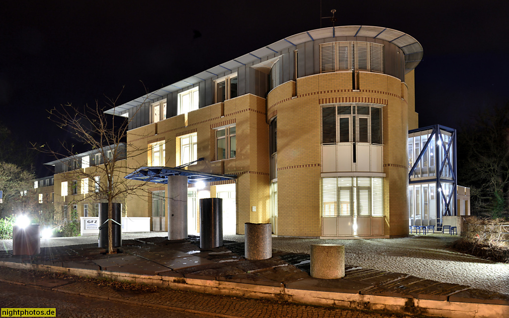 2019-12-17 24 Potsdam Wissenschaftspark Albert Einstein. Helmholtz-Zentrum. Deutsches Geoforschungszentrum Haus G am Adolf-Schmidt-Weg erbaut 1998 von APF Architektenpartner Frankfurt