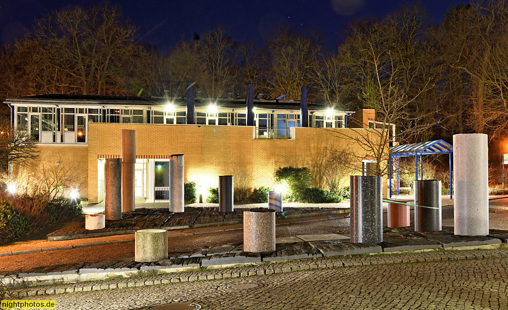 Potsdam Wissenschaftspark Albert Einstein. Hörsaal und Mensa. Erbaut 1998 von APF Architektenpartner Frankfurt. Davor Säulenforum des Kubach-Wilsen-Teams aus Bad Münster 1998. Haus H