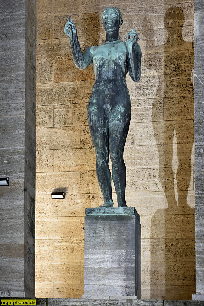 Berlin Westend Olympiapark Deutsches Sportforum erbaut 1926-1928 von Werner March als Haus des Deutschen Sports am Jahnpark. Pfeilerhalle mit Bronzeskulptur 'Siegerin' von Arno Breker 1936