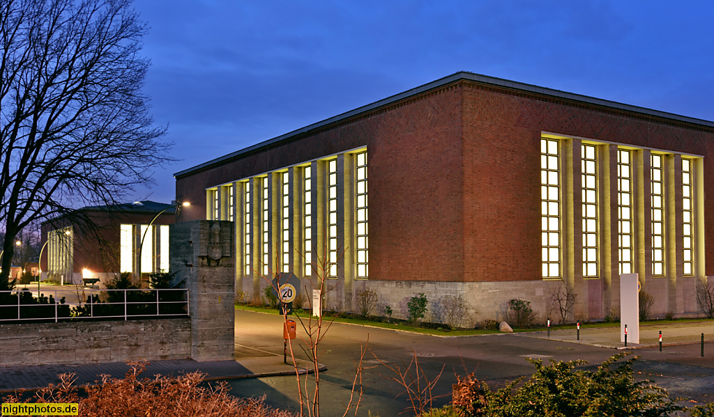 Berlin Westend Olympiapark Deutsches Sportforum erbaut 1926-1927 von Werner March als Turnhaus. Hinten Schwimmhaus erbaut 1934-1936