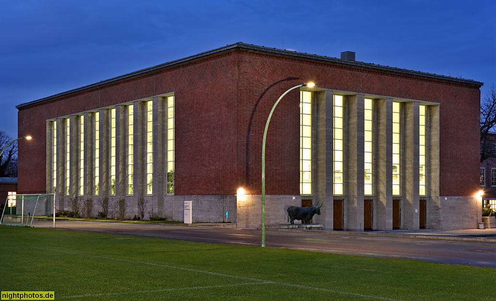 Berlin Westend Olympiapark Deutsches Sportforum erbaut 1934-1936 von Werner March als Schwimmhaus am Jahnpark. Bronzeskulptur 'Kuh' von Adolf Strübe 1935-1936