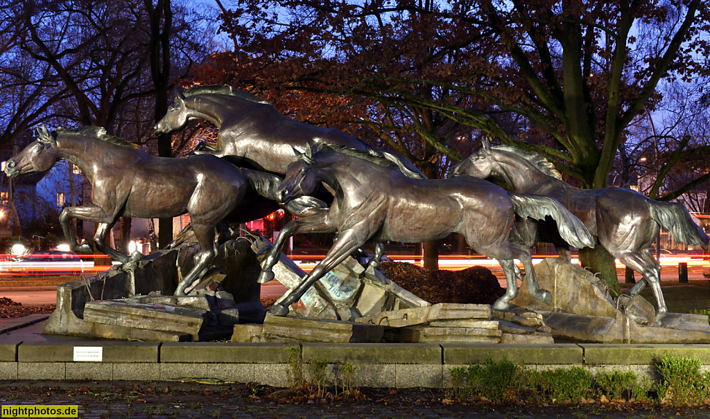 Berlin Dahlem 'Der Tag an dem die Mauer fiel' Bronze Skulptur von Veryl Goodnight 1998 an der Clayallee