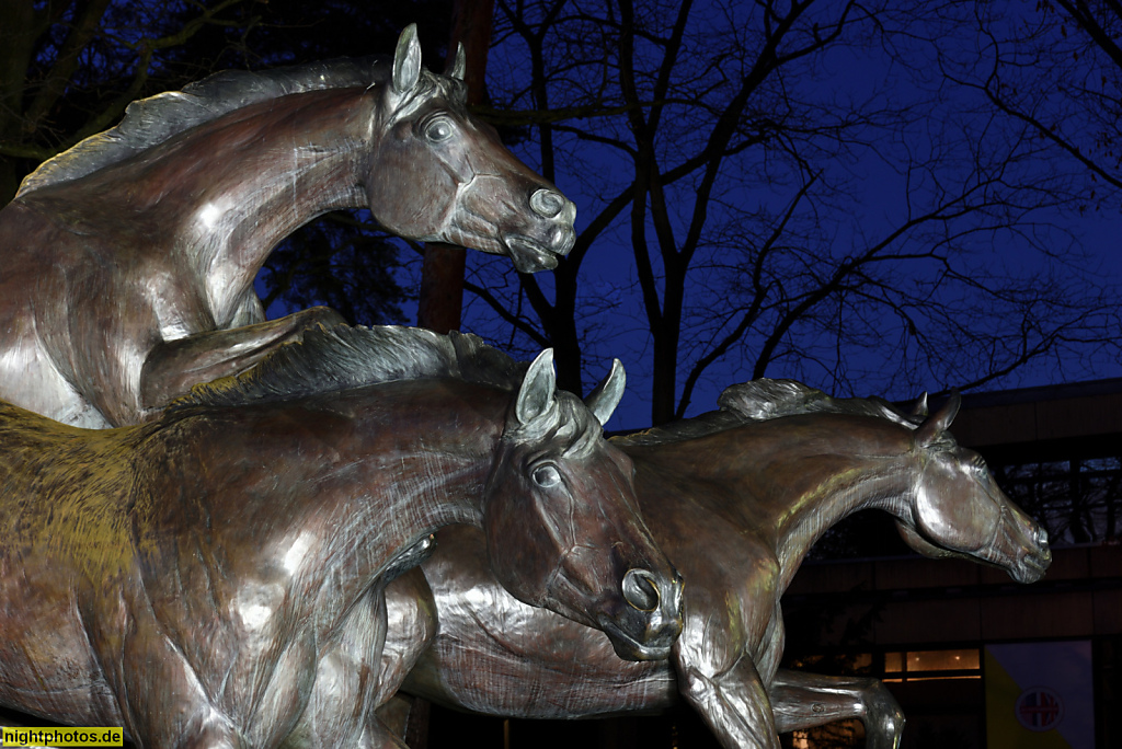 Berlin Dahlem 'Der Tag an dem die Mauer fiel' Bronze Skulptur von Veryl Goodnight 1998 an der Clayallee