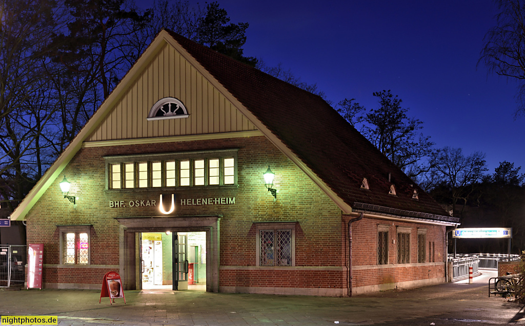 Berlin Dahlem U-Bahnhof Oskar-Helene-Heim erbaut 1929-1930 von Friedrich Hennings als Ziegelbau mit Satteldach